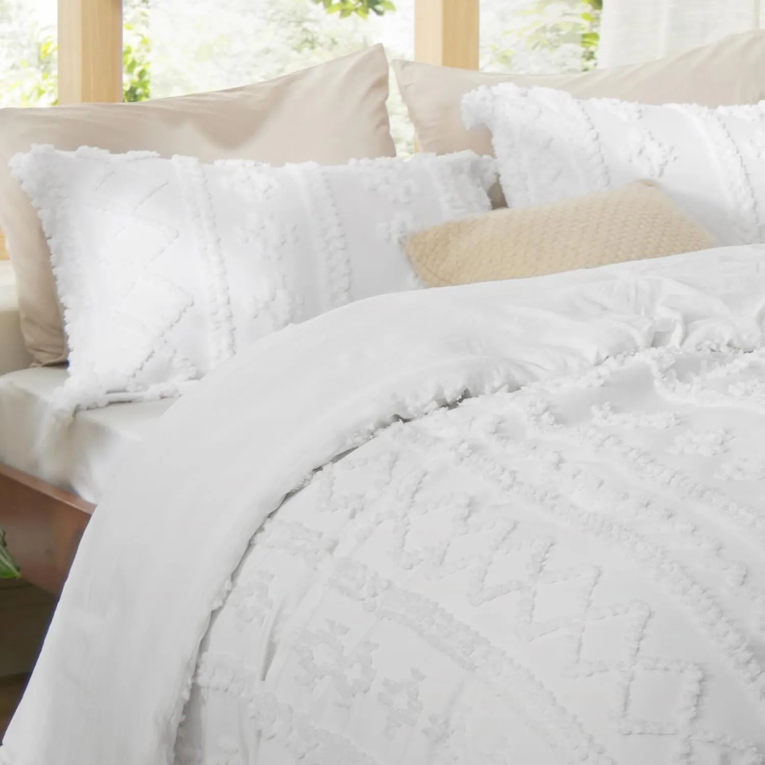 Bedsure Tufted Boho Comforter Set King Size - Bright White Boho Bed Set, GentleSoft™ 3 Pieces Farmhouse Shabby Chic Embroidery Bedding, Gifts for Woman, Soft Jacquard King Comforter for All Seasons