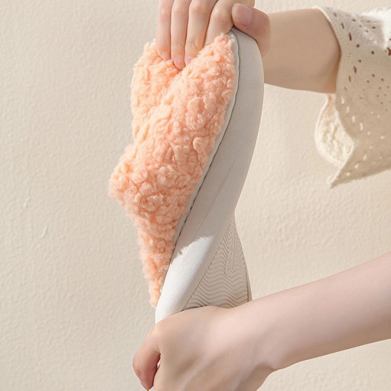 Couples Autumn and Winter Indoor Home Plush Warm Couple Comfortable Soft Soled Plush Cotton Shoes Anti Slip Thick Soled Slippers for Girls and Women Made of Plush