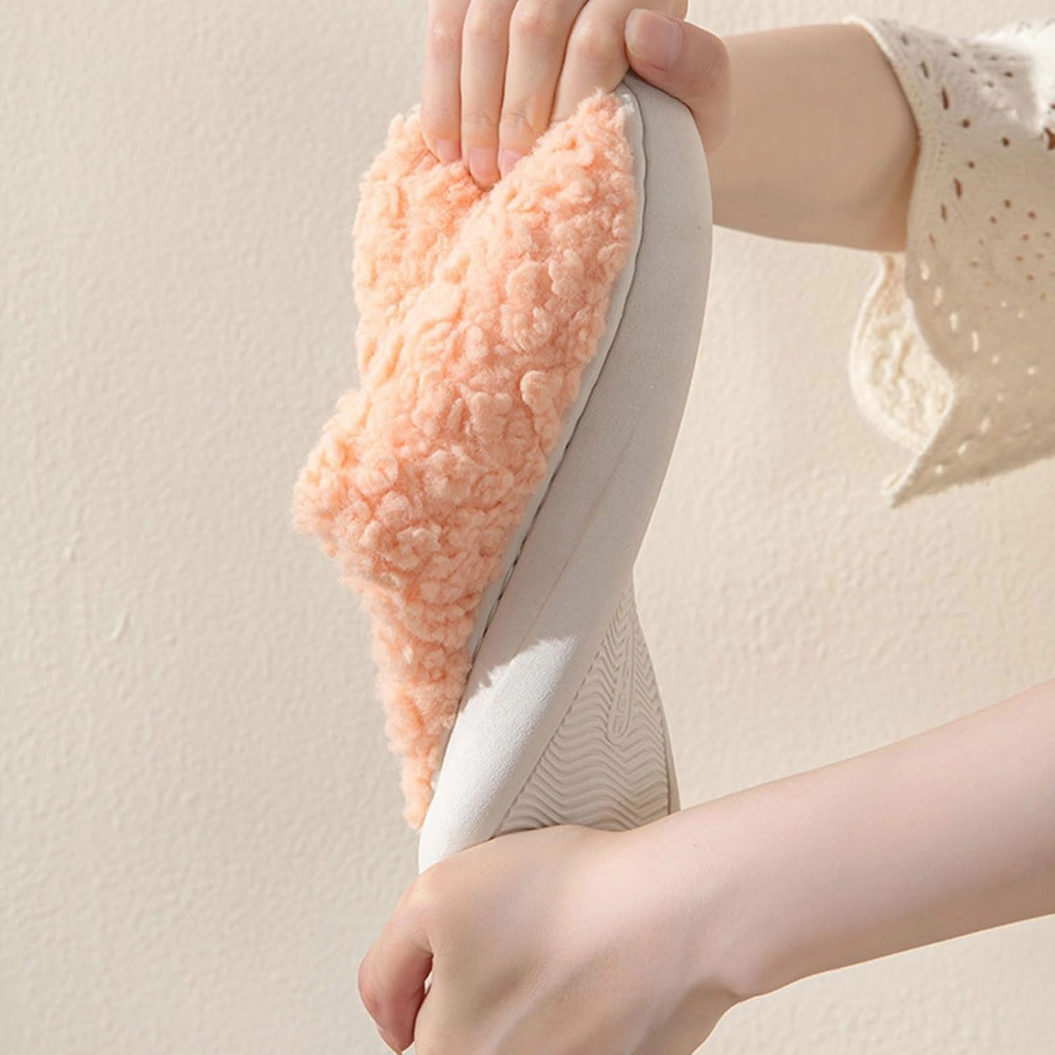 Couples Autumn and Winter Indoor Home Plush Warm Couple Comfortable Soft Soled Plush Cotton Shoes Anti Slip Thick Soled Slippers for Girls and Women Made of Plush