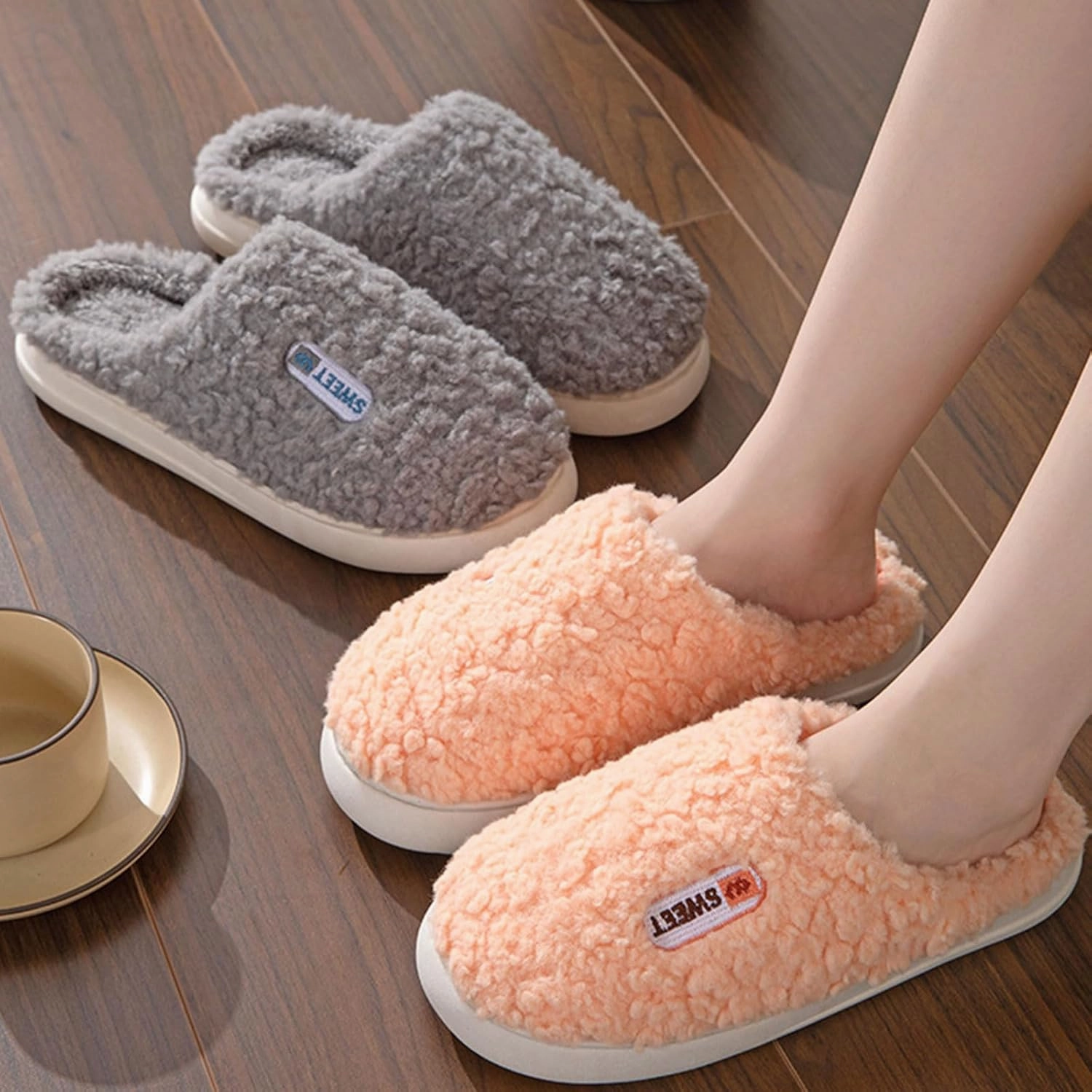 Couples Autumn and Winter Indoor Home Plush Warm Couple Comfortable Soft Soled Plush Cotton Shoes Anti Slip Thick Soled Slippers for Girls and Women Made of Plush