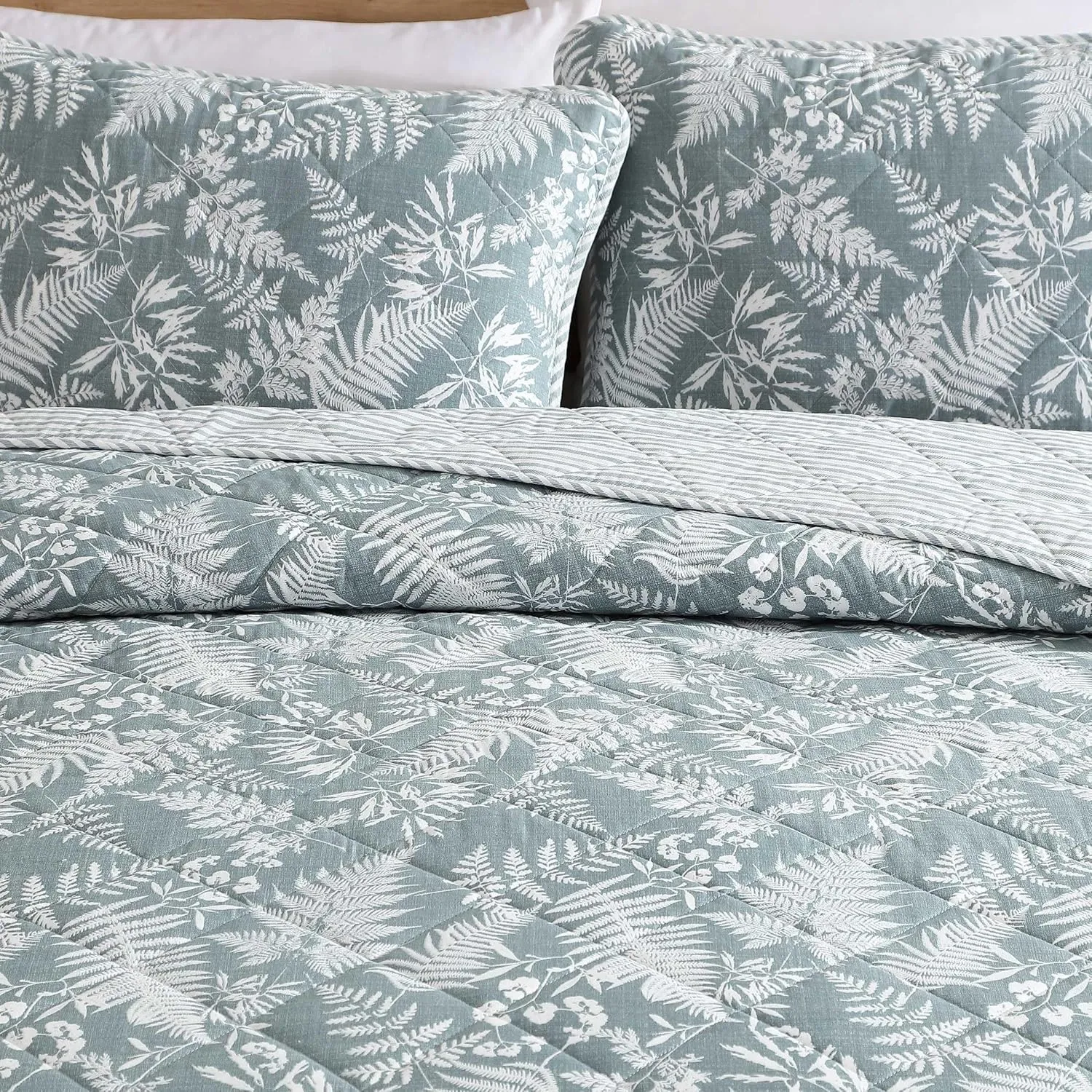 Eddie Bauer - Queen Quilt Set, Reversible Cotton Bedding with Matching Shams, Wildflower Inspired Home Decor with Stripe Reverse (Fern Garden Green, Queen)