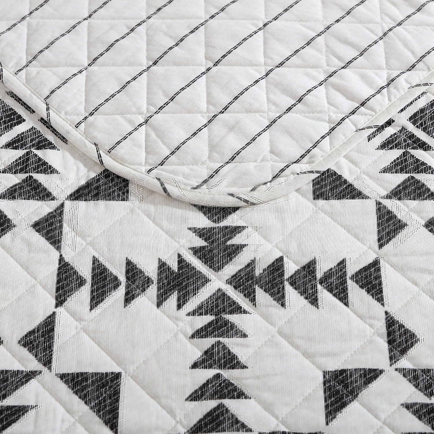 Eddie Bauer - King Quilt Set, Reversible Cotton Bedding with Matching Shams, Lightweight Home Decor for All Seasons (Arrowhead Charcoal, King)