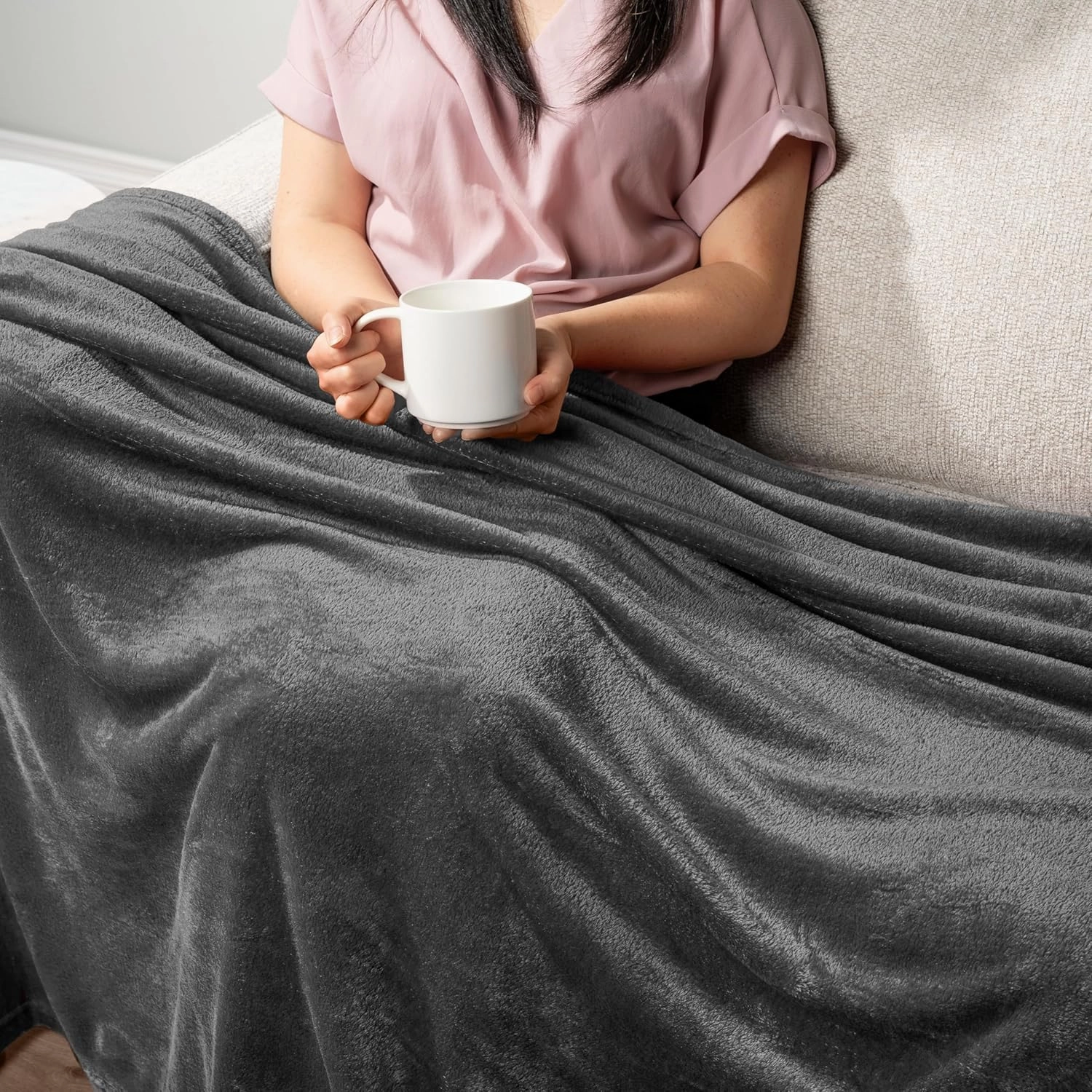 PAVILIA Grey Fleece Throw Blanket for Couch Twin Size, Dark Charcoal Super Soft Fuzzy Flannel Throw for Sofa, Luxury Plush Microfiber Blanket Twin Bed, Home Decorative Velvet Gift Blanket, 60x80