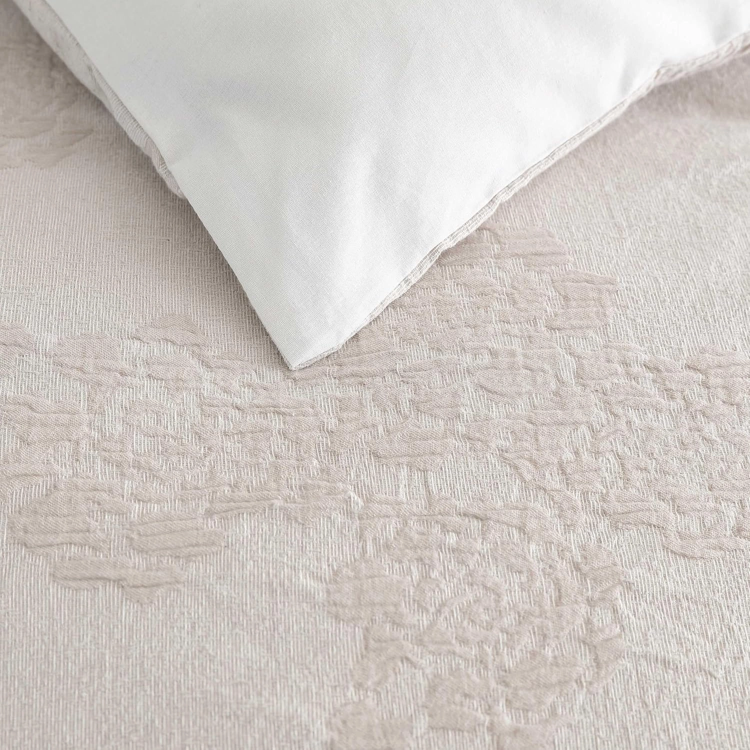 Vera Wang - Duvet Cover Set, Soft Bedding Set with Matching Shams, Delicate Floral Design, Chic Room Essentials (Roses Beige, King)